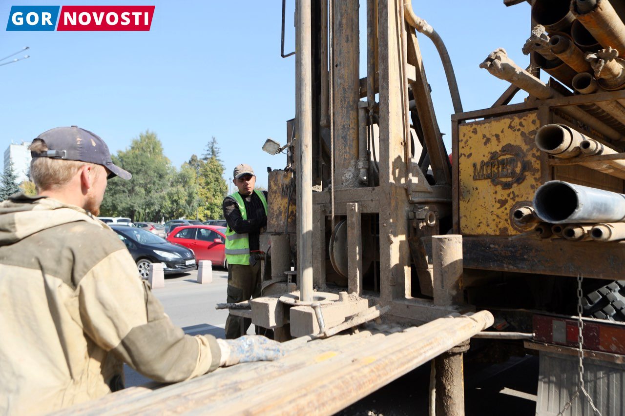 Красноярцам показали процесс установки свай котлована будущей станции метро на Молокова