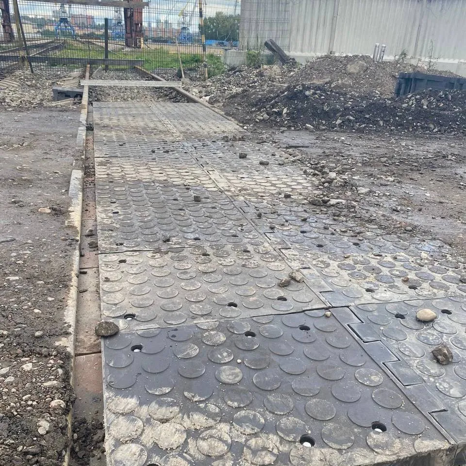 На развязке в Тихих Зорях в Красноярске приступили к укладке покрытия на переезде
