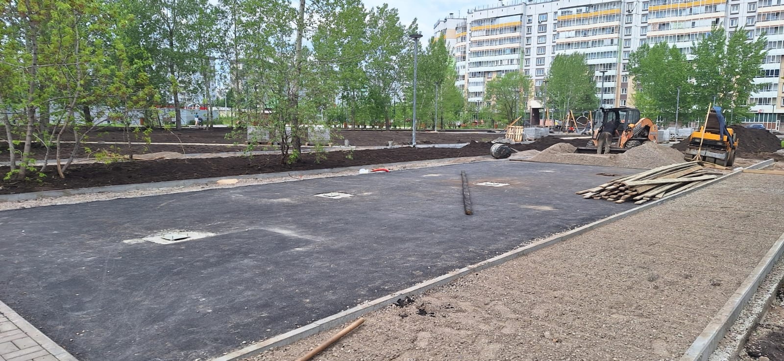 Работы в сквере на месте бывшего Казачьего рынка.
ДГХ