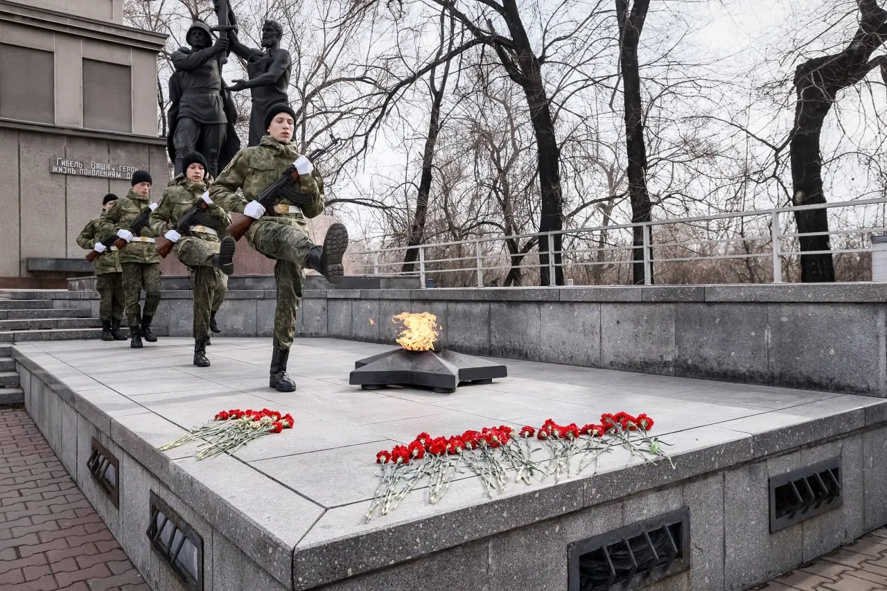 Красноярская молодёжь несёт почётную караульную службу у Вечного огня