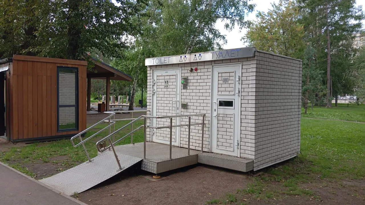 Туалет в сквере имени Юдина в Красноярске увезут на ремонт