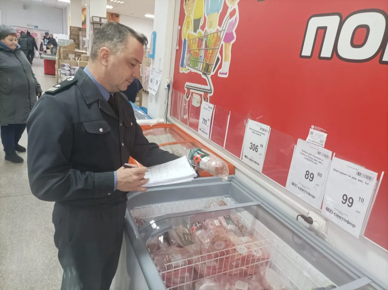 В красноярских магазинах сети «Светофор» нашли просроченные продукты