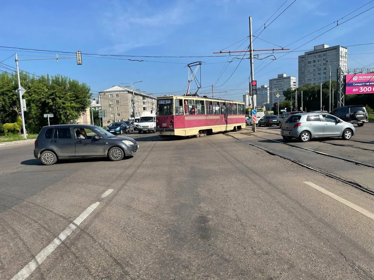 В Красноярске восстановили движение на Матросова после схода трамвая с рельсов