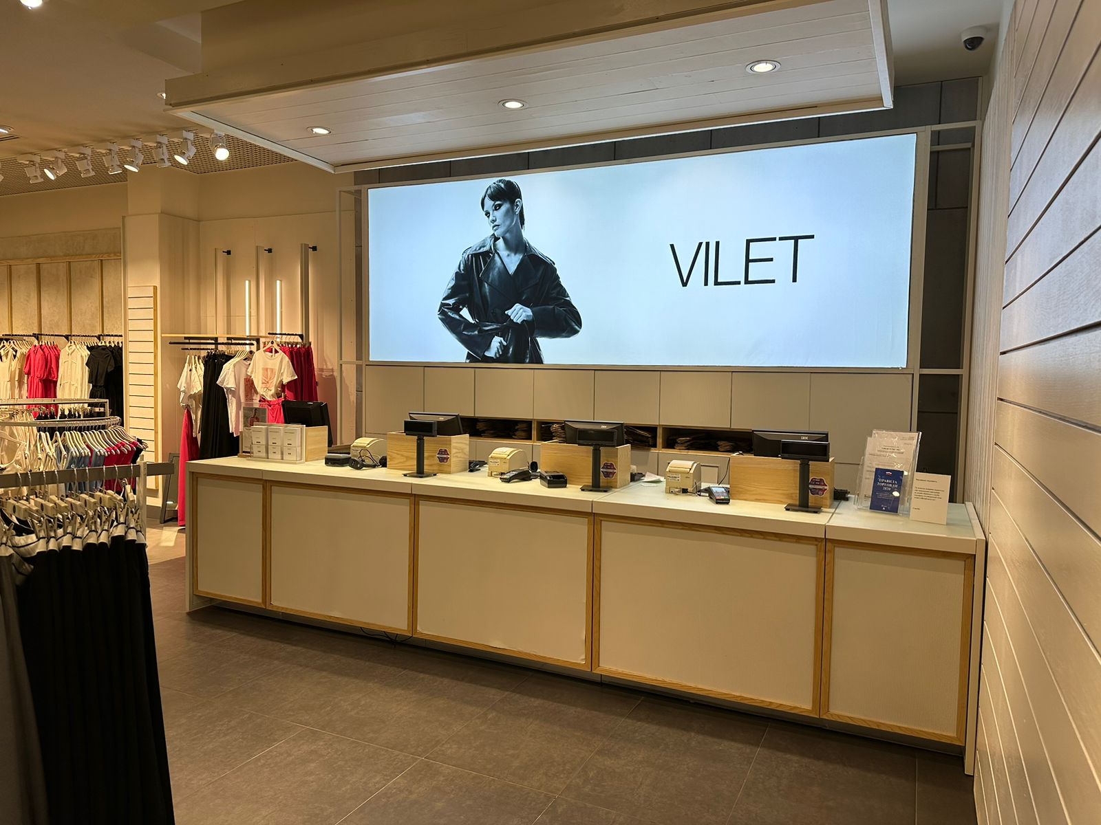 В ТРЦ «Планета» в Красноярске открылся магазин женской одежды VILET