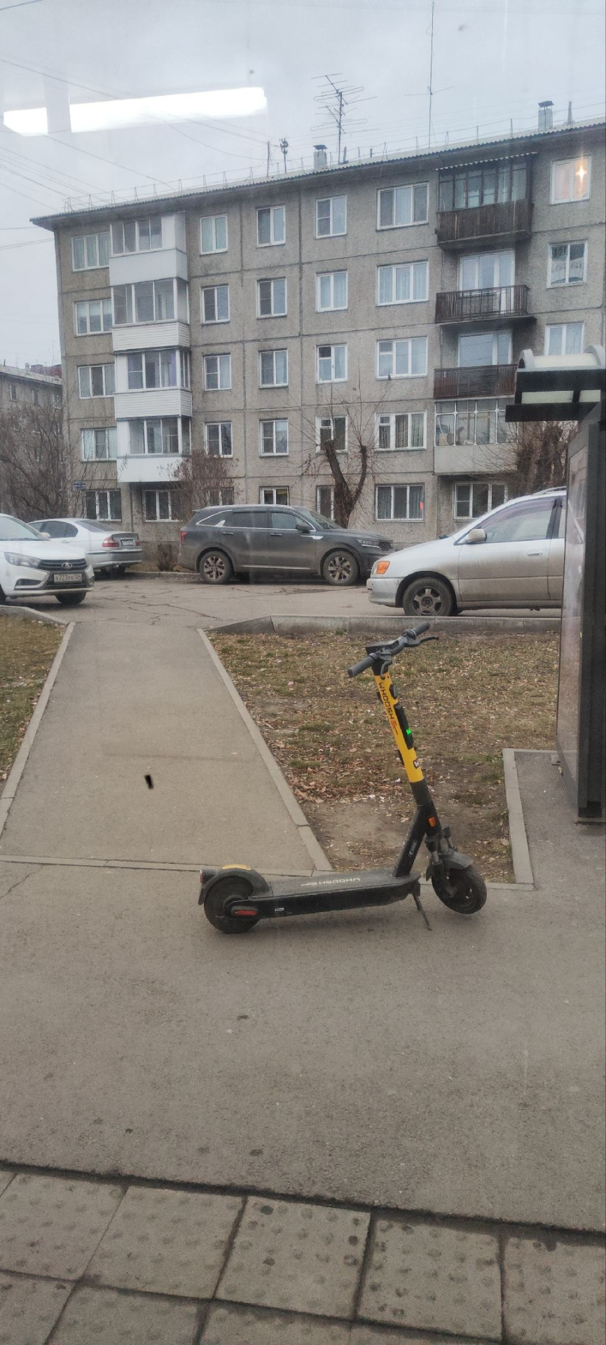 Красноярцы заметили на улицах города неработающие электросамокаты