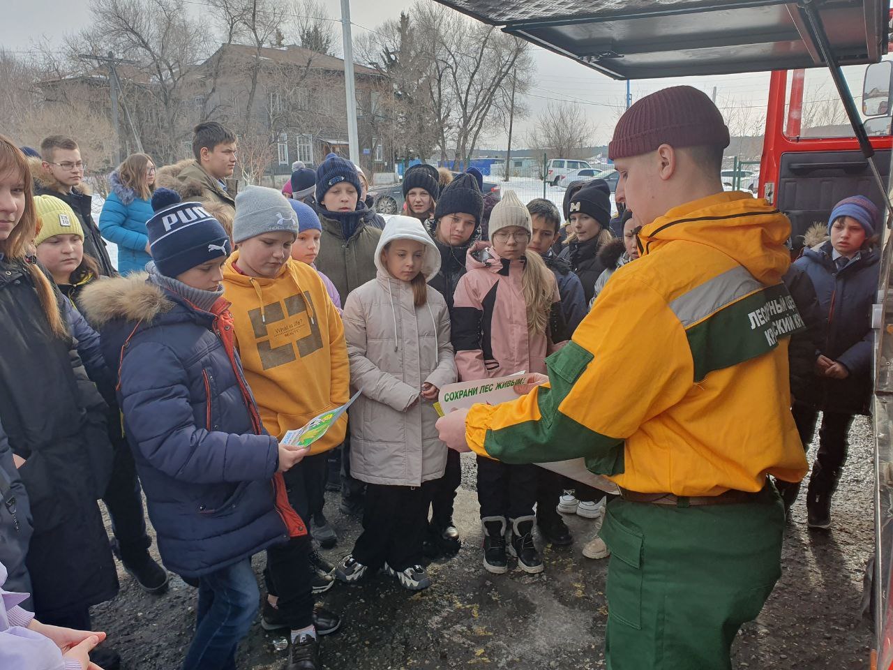 Школьники Красноярского края примерили на себя роль лесных пожарных