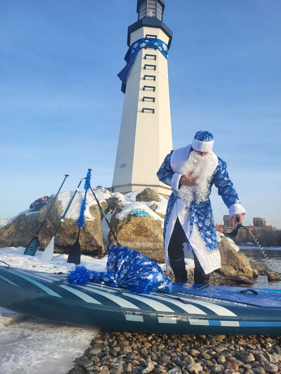 В Красноярске прошел массовый заплыв Дедов Морозов на сапах