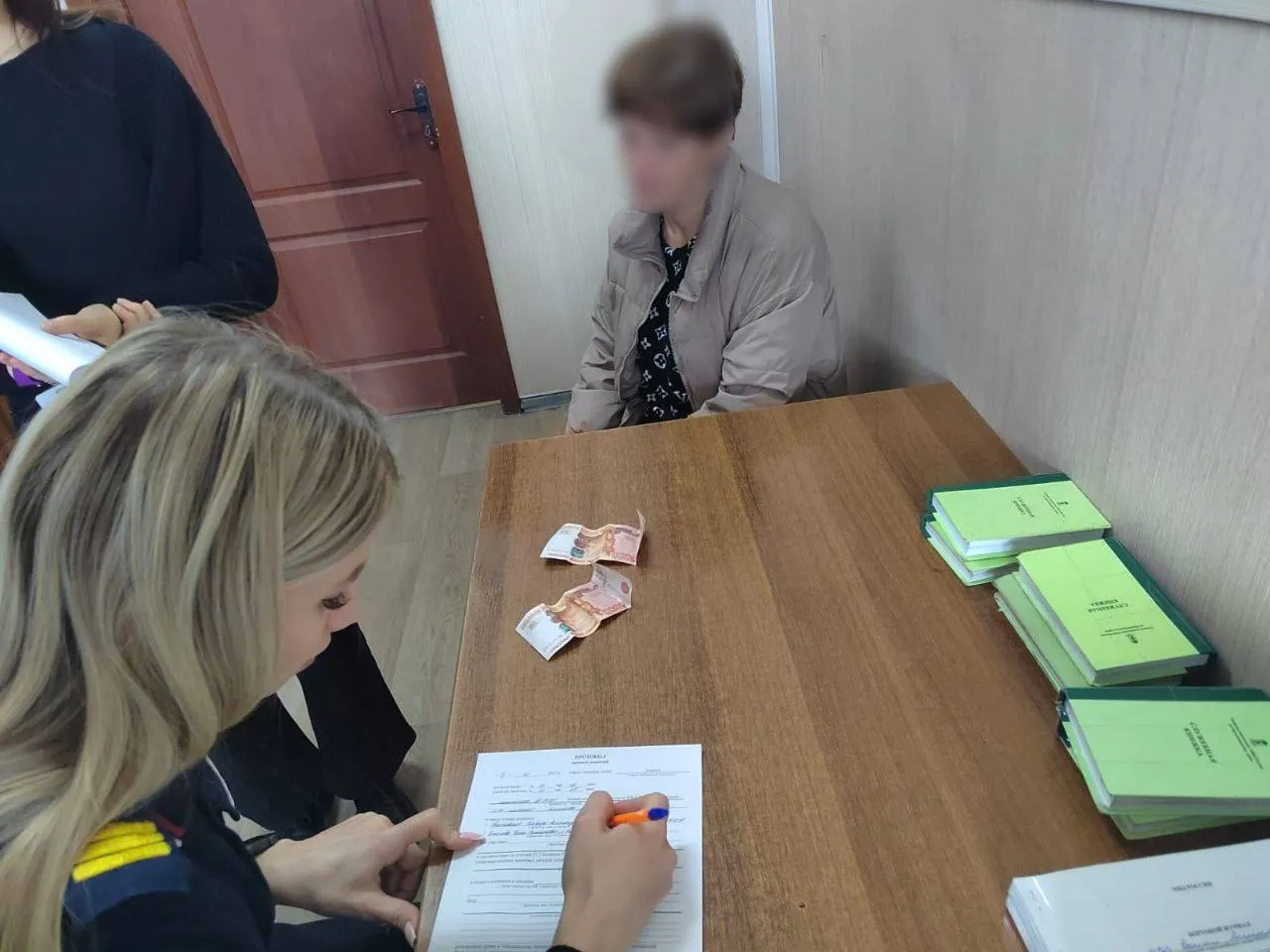 Таксистку из Ачинска подозревают в краже 15 тысяч рублей у пассажирки
