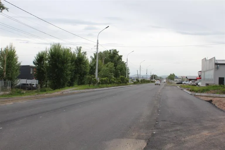 В Красноярске на Северном шоссе укладывают верхний слой асфальта