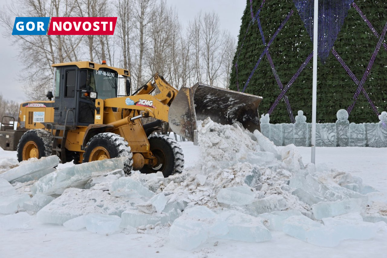 В Красноярске разбирают ледовый городок на острове Татышев