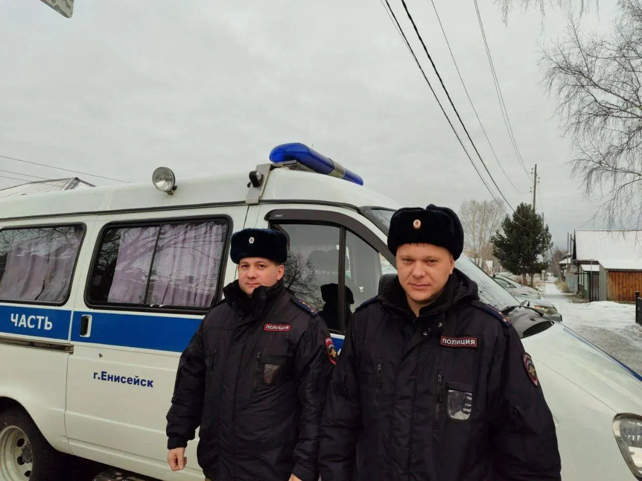 В Енисейском районе из моторной лодки на ходу выпал человек