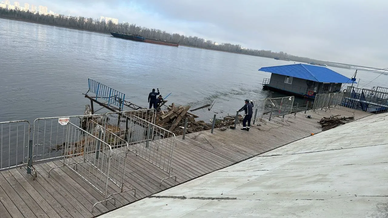 В Красноярске убрали мусор после демонтажа бывшего кафе «Гавань»