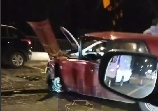 В Красноярске в аварии на Коммунальном мосту пострадали два человека