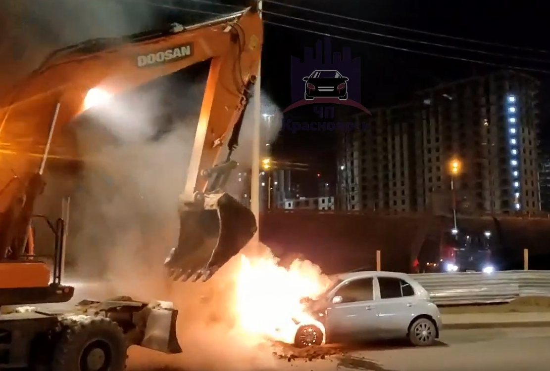 В Красноярске на улице Авиаторов во время движения вспыхнул автомобиль