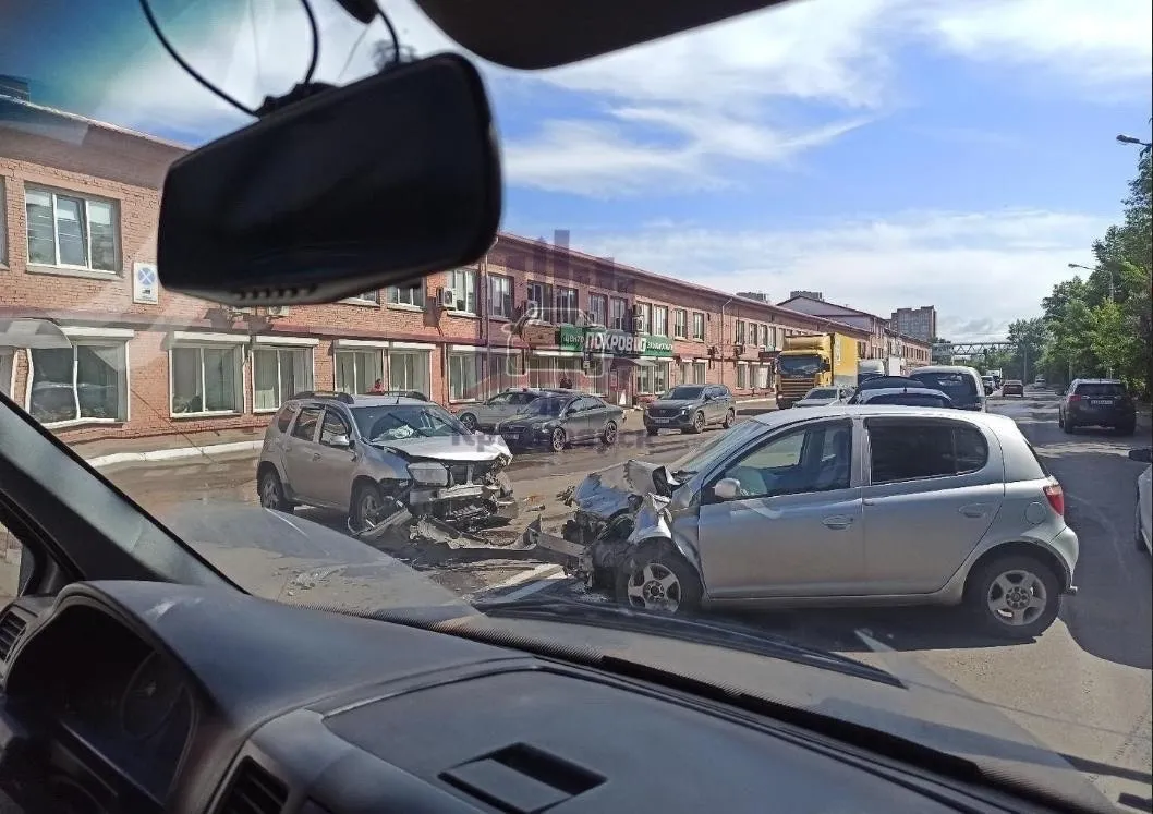 В Красноярске водитель не справился с управлением и врезался в два автомобиля на Семафорной