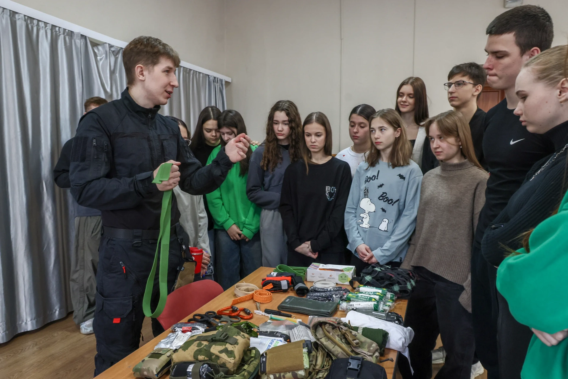 «Нужно быть циником. Главное — спасти жизнь»: в Красноярске для студентов и школьников прошли мастер-классы по тактической медицине