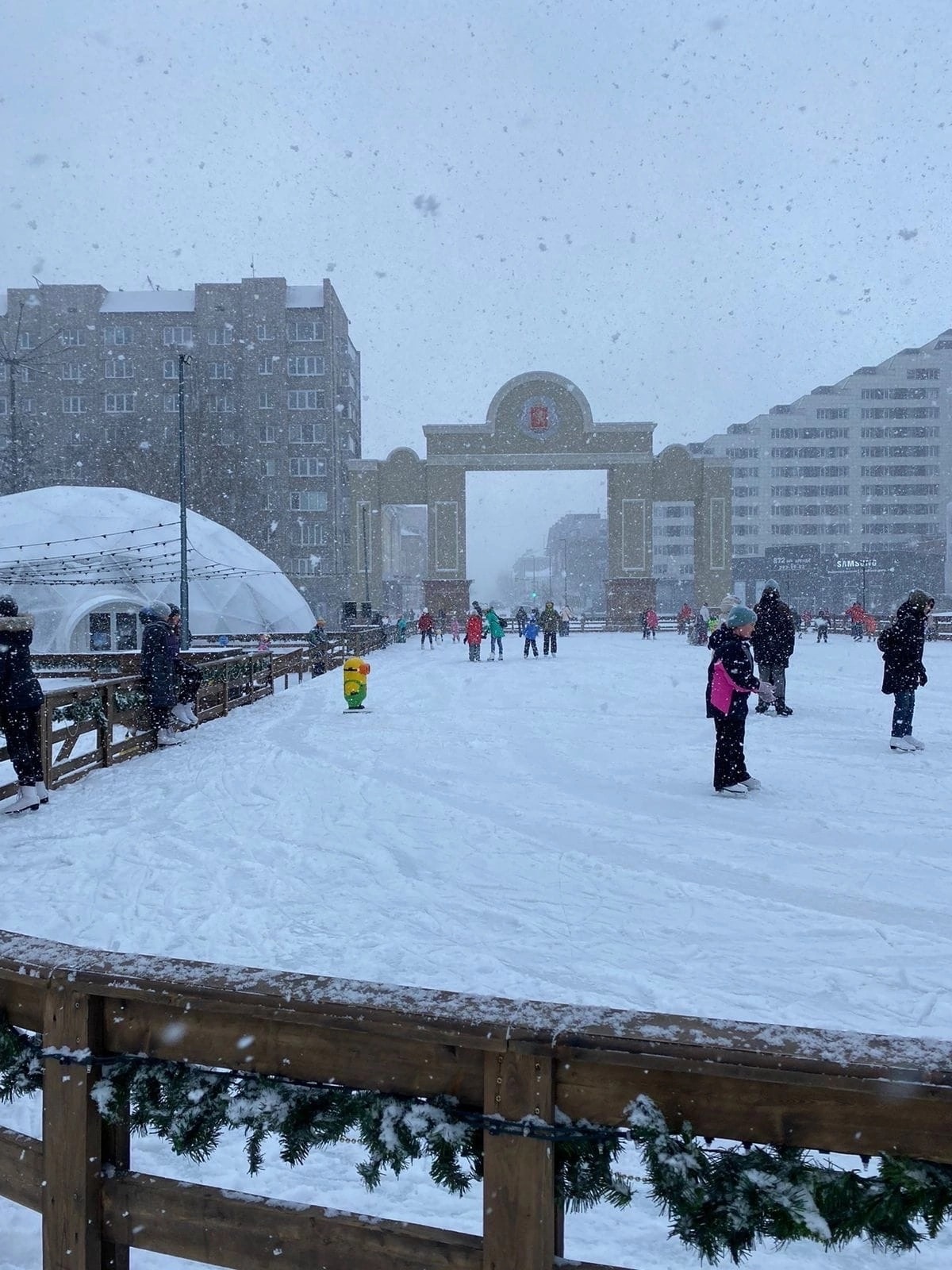 В Красноярске из-за снегопада сократят время сеансов на катке на Стрелке