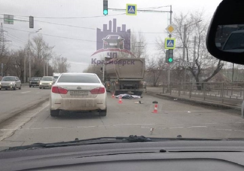 В Красноярске на улице Волжской водитель грузовика насмерть сбил пешехода