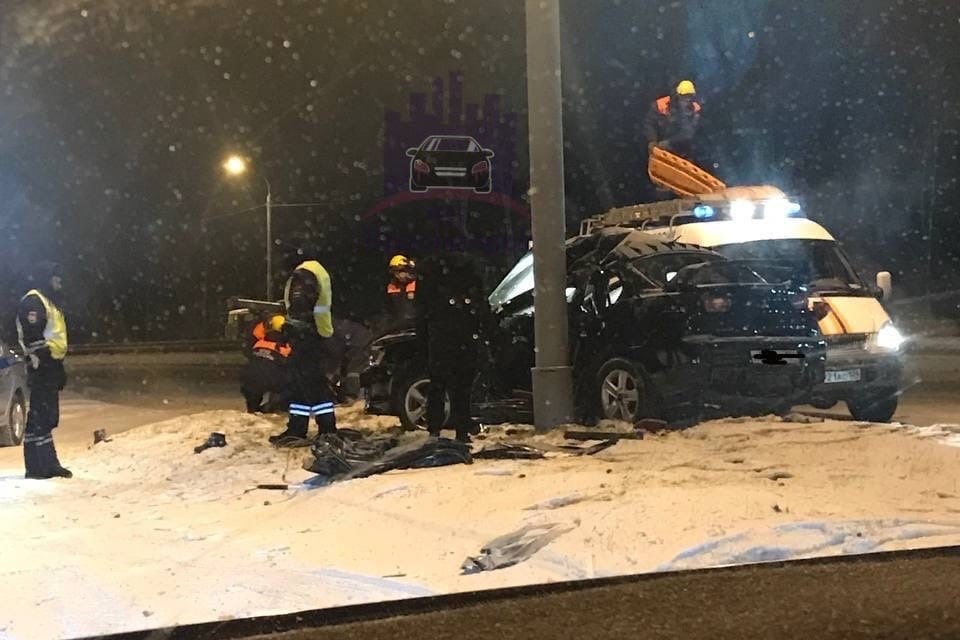 В Красноярске водитель не справился с управлением, влетел в столб и погиб