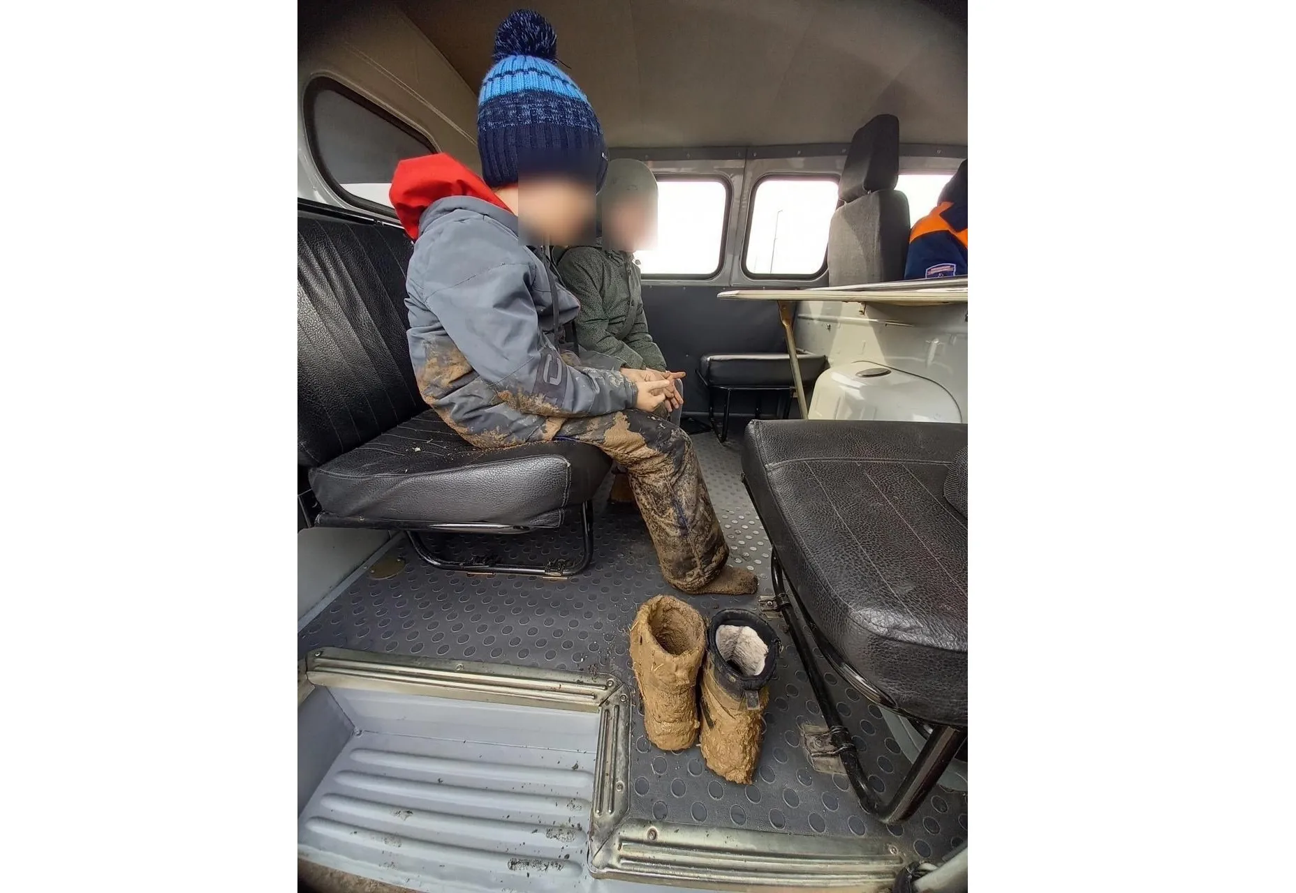 Двое школьников увязли в грязи Красноярского водохранилища