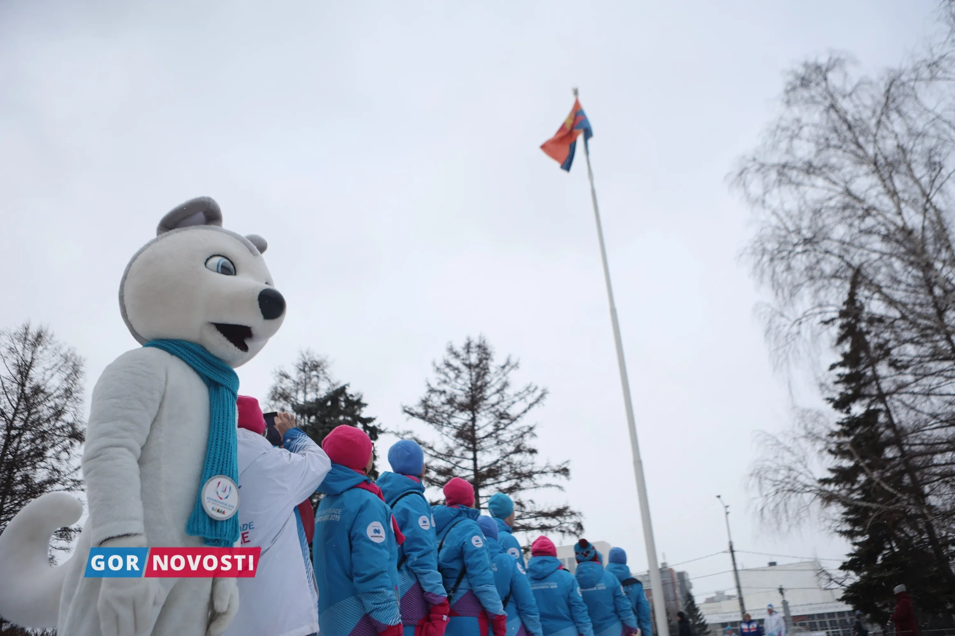 На площади перед зданием мэрии в честь Универсиады подняли флаг Красноярска