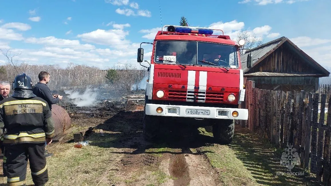 В СНТ на востоке Красноярского края из-за пала травы сгорели 10 построек