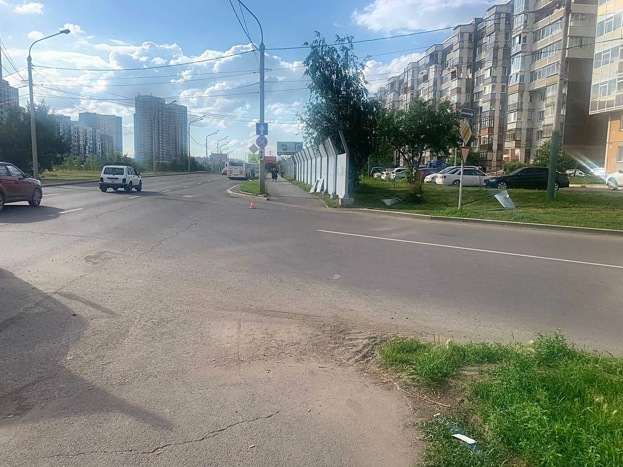 В Красноярске водитель элекросамоката на высокой скорости врезался в автобус