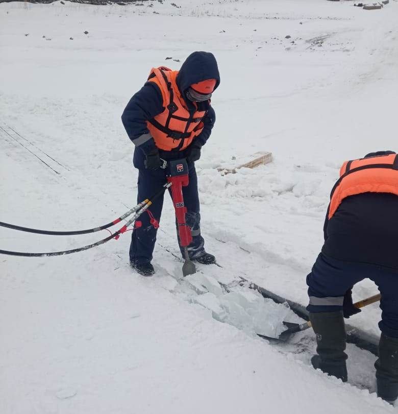 На Красноярском водохранилище для безопасности автомобилистов сделали 30-метровую траншею