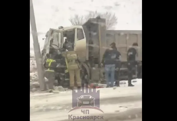 Под Красноярском водитель грузовика врезался в столб и попал в больницу
