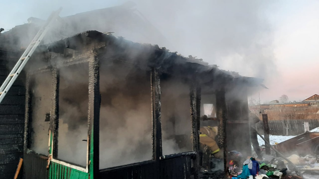 В Красноярском крае нетрезвый мужчина поджег дом возлюбленной и пытался скрыться от полиции