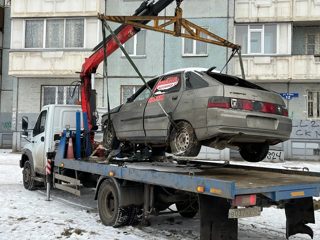 В Советском районе Красноярска эвакуируют брошенные автомобили