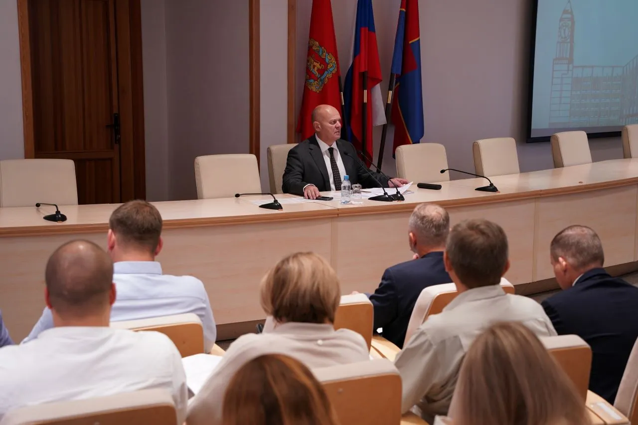 Владислав Логинов провёл совещание по ремонту дорог, благоустройству парков и скверов