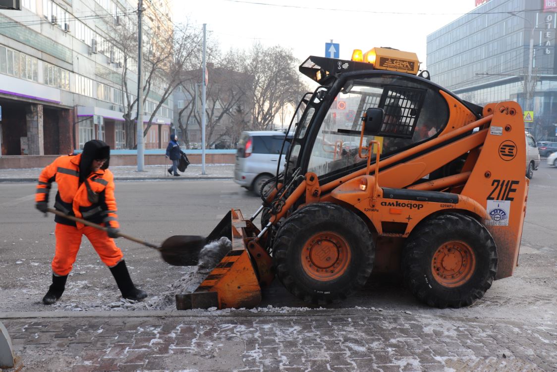 Жители Красноярска жалуются на скользкие тротуары
