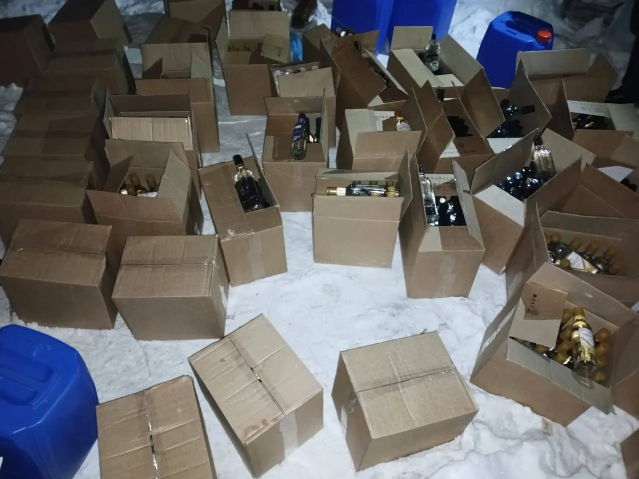 Двое жителей Красноярского края хотели продавать разбавленный алкоголь и попались полиции