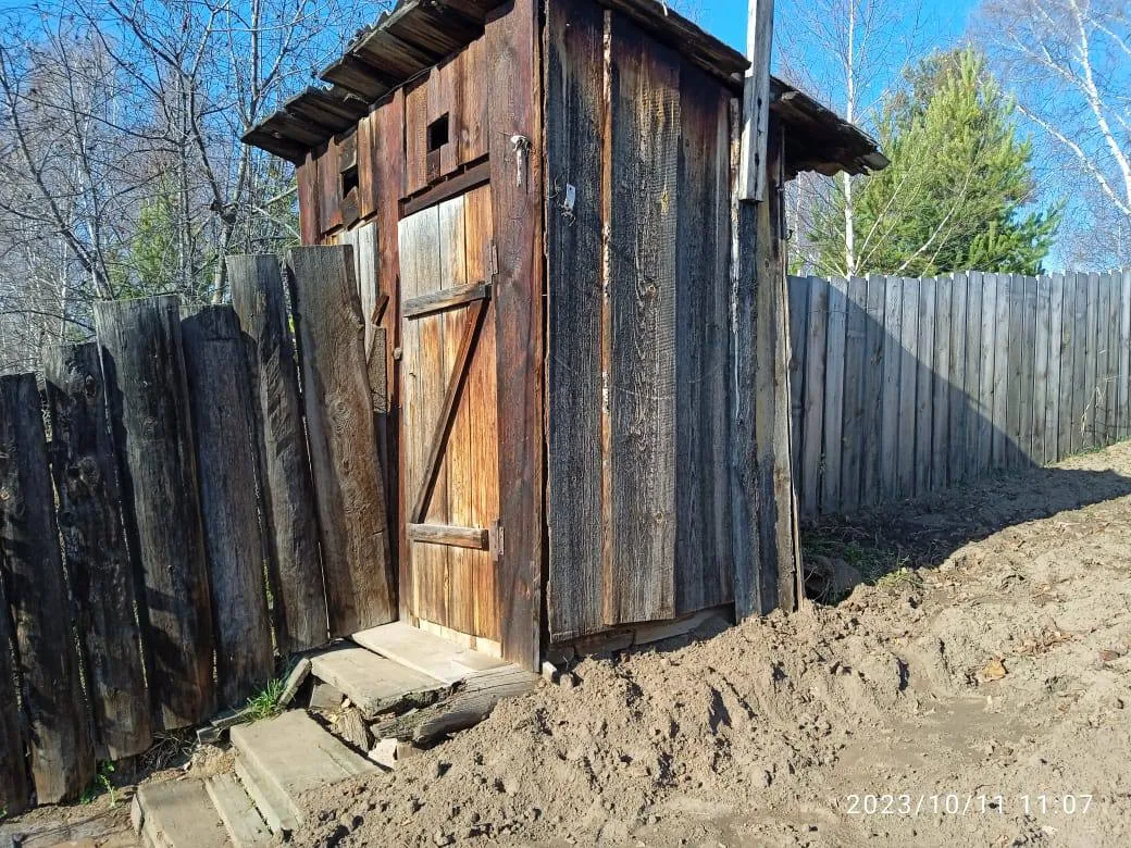 В Красноярском крае 34-летняя жительница деревни сбросила новорожденную дочь в выгребную яму