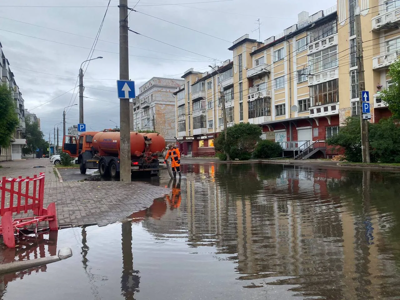 С улиц Красноярска откачивают воду после сильного ливня
