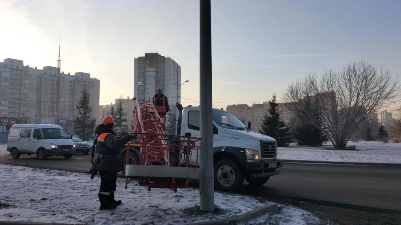 Красноярцам рассказали, зачем горят фонари днём