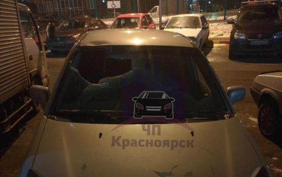 Красноярец выкинул системный блок из окна и повредил припаркованный автомобиль