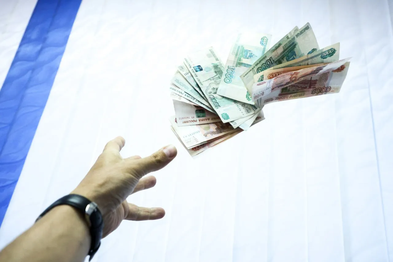 В Красноярском крае 25-летний машинист отдал мошенникам 3,6 млн рублей