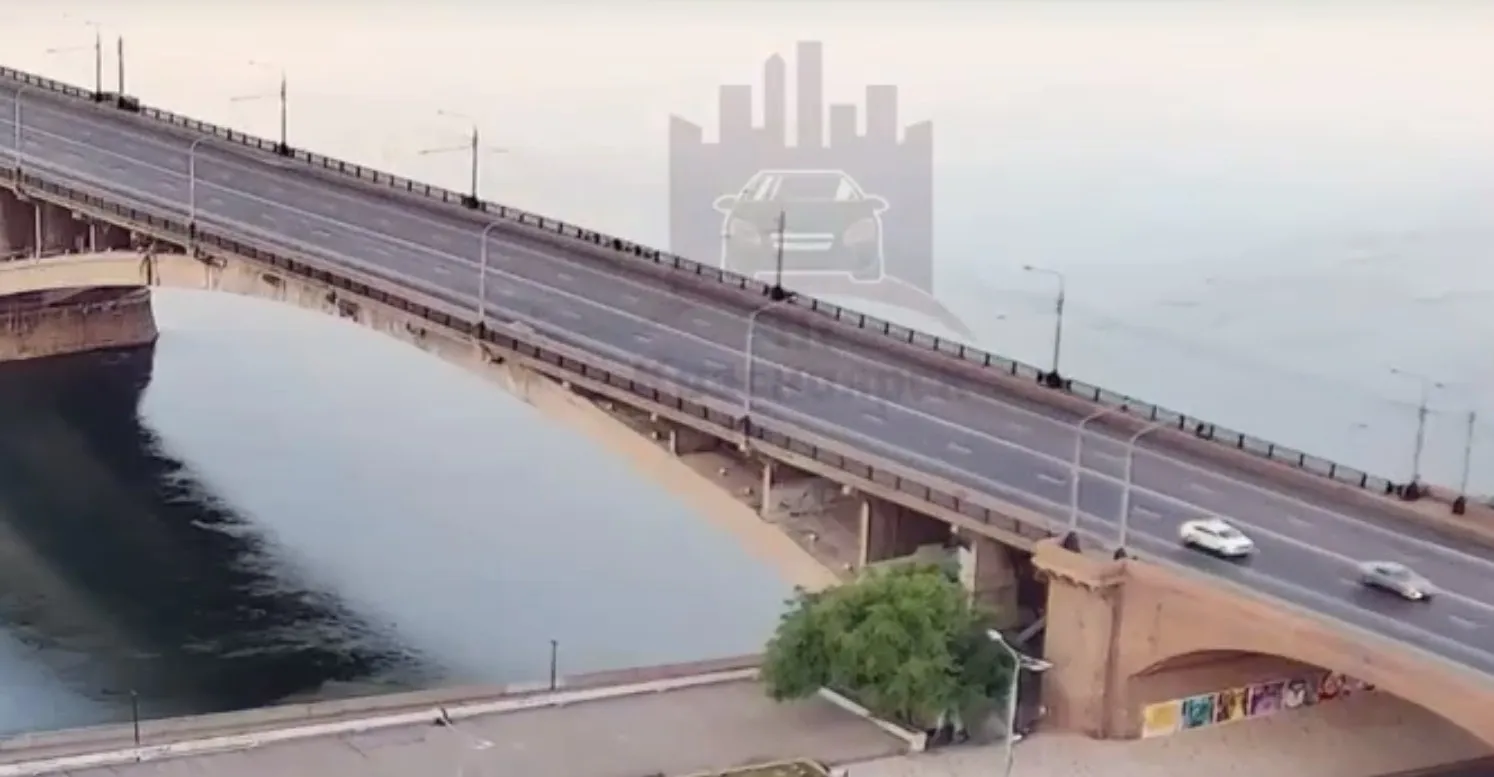 В Красноярске двое водителей спасли парня с Коммунального моста
