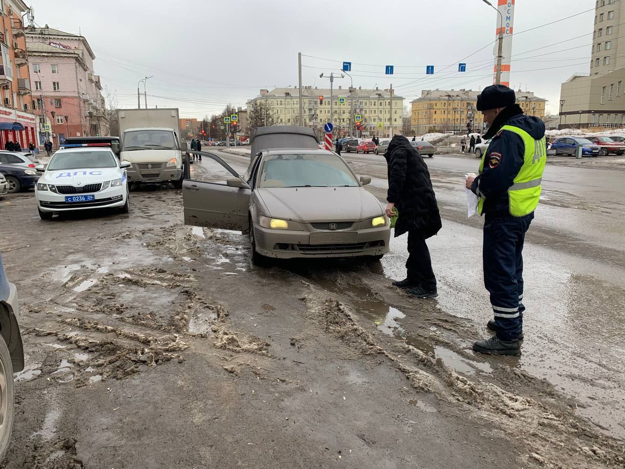 Красноярским водителям напоминают о штрафах за грязные номера и фары
