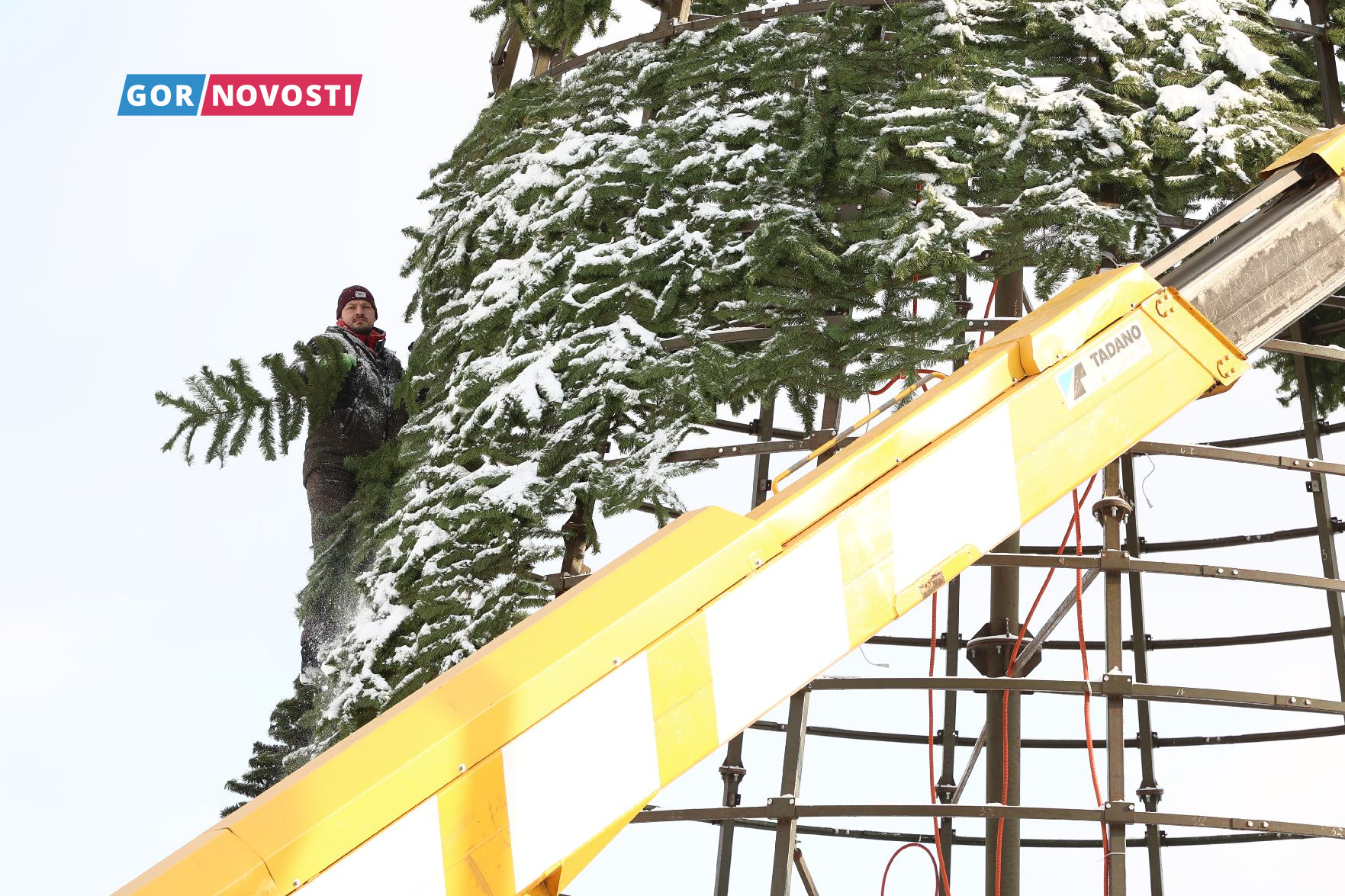 В Красноярске разбирают елку на площади Мира