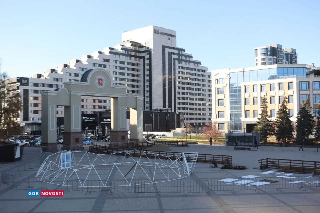 В Красноярске на площади Мира начали готовить площадку под каток