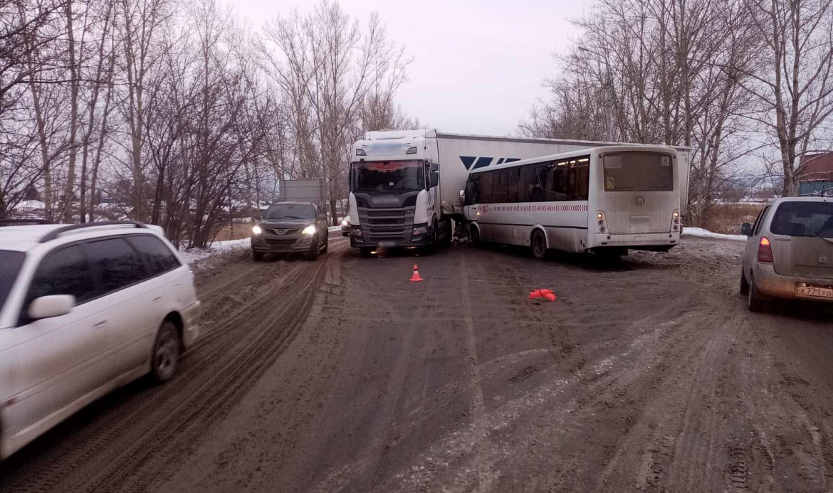 В Красноярске в ДТП с грузовиком и автобусом на Одесской пострадали 9 человек