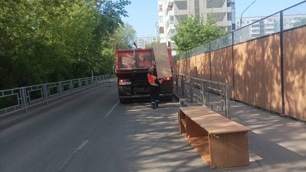 В Красноярске неизвестные выбросили старый шкаф посреди улицы Курчатова