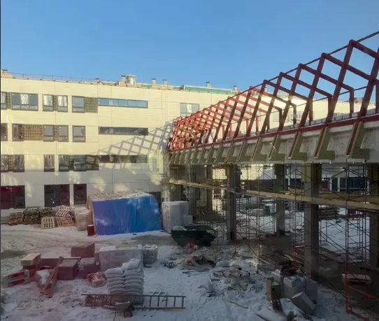 В строящейся школе на Взлётной в Красноярске закончили установку лифтов