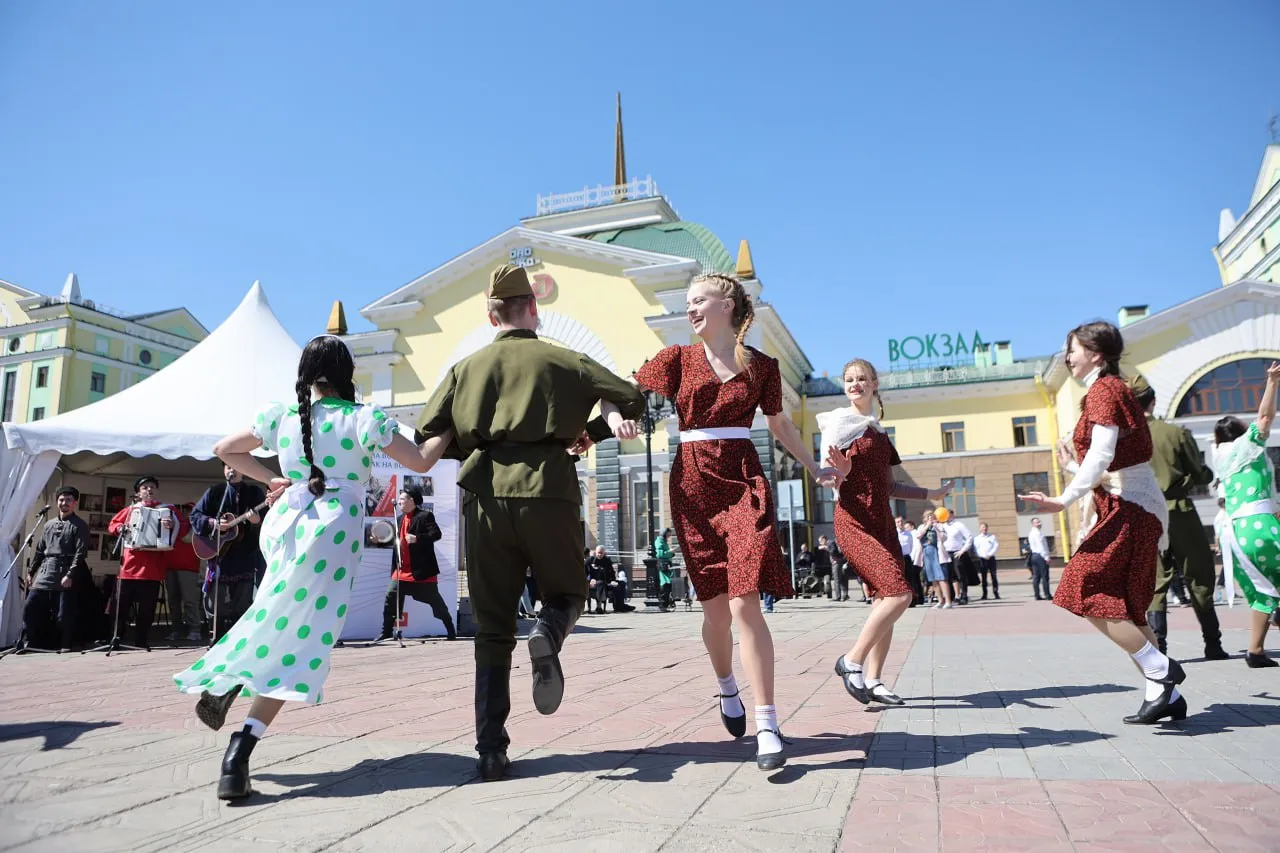 На площади Красноярского железнодорожного вокзала празднуют наступающий День Победы