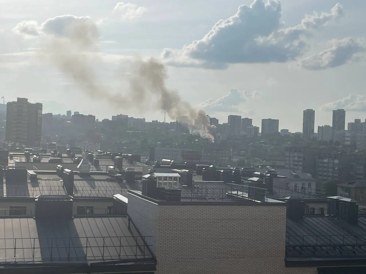 В Красноярске в районе Николаевки загорелся жилой дом