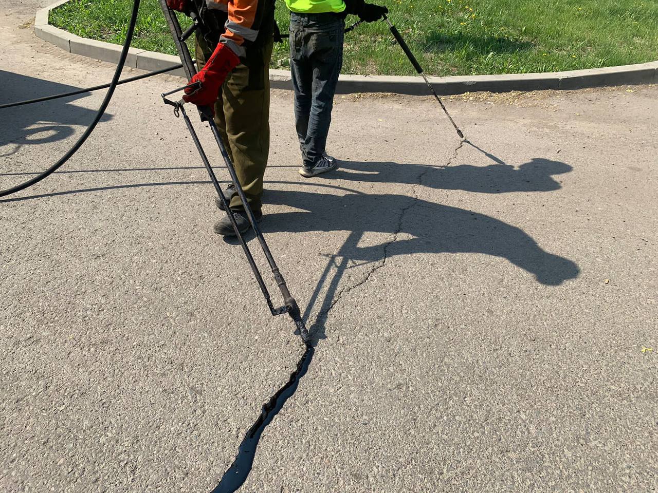 В Красноярске на улице Судостроительной ликвидировали трещины на асфальте