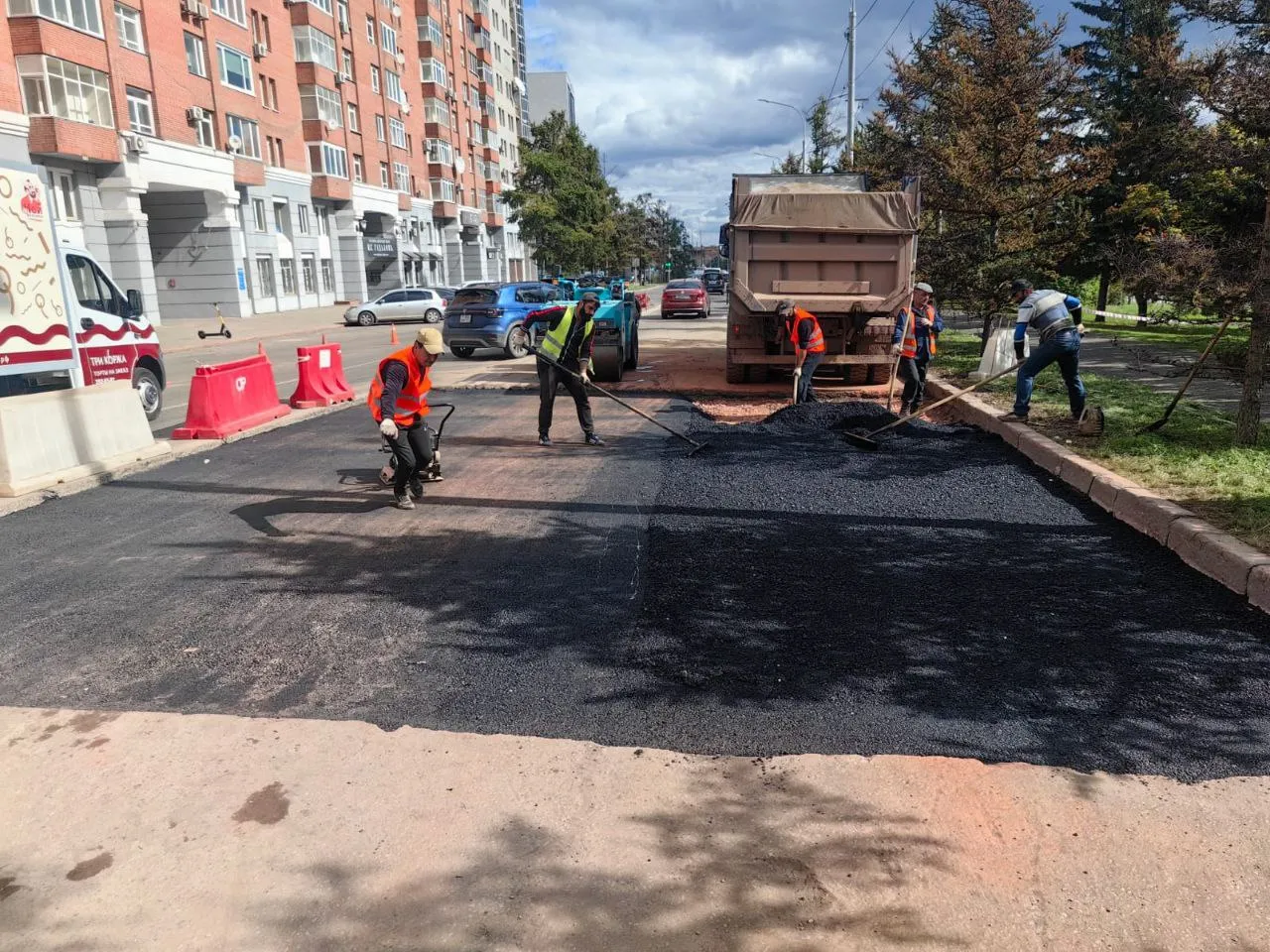 В Красноярске поврежденный участок улицы Дубровинского начали асфальтировать